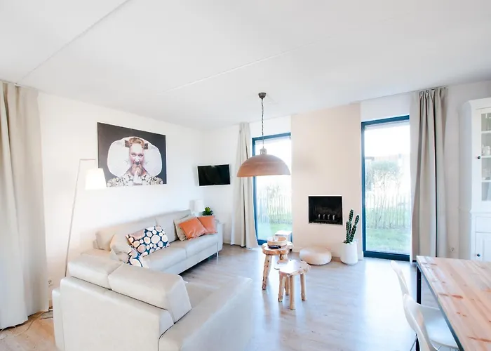 Modern Design Lodge With Combi Microwave In National Park